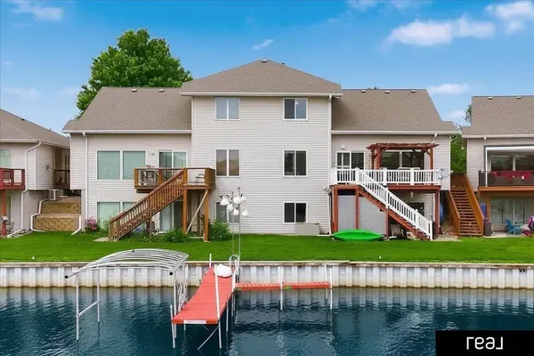 1070 Waters Edge CT, Carter Lake, IA 51510