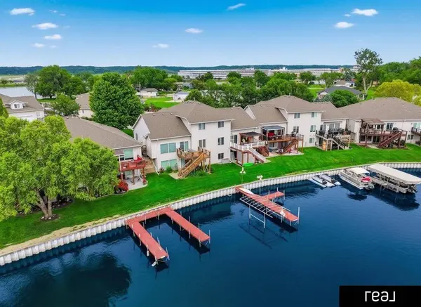 1070 Waters Edge CT, Carter Lake, IA 51510