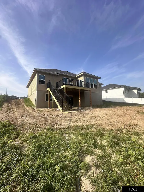 10914 Portage DR, Papillion, NE 68046