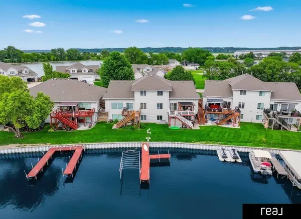 1070 Waters Edge CT, Carter Lake, IA 51510