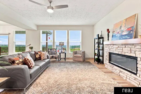 10651 S 102 AVE, Papillion, NE 68046