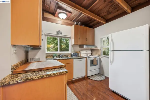 11700 Oak Rd, Forestville, CA 95436