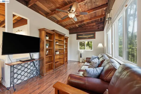 11700 Oak Rd, Forestville, CA 95436
