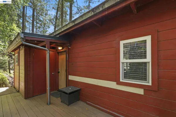 11700 Oak Rd, Forestville, CA 95436
