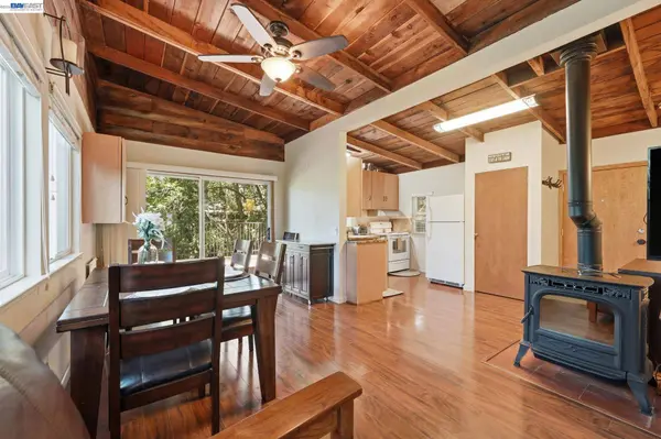 11700 Oak Rd, Forestville, CA 95436