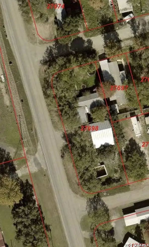 33 Jason Ave, Knippa, TX 78870
