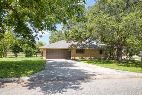 1 EL NORTE CIR, Uvalde, TX 78801