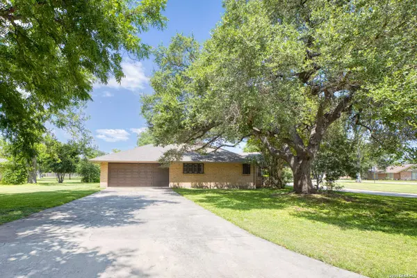 1 EL NORTE CIR, Uvalde, TX 78801
