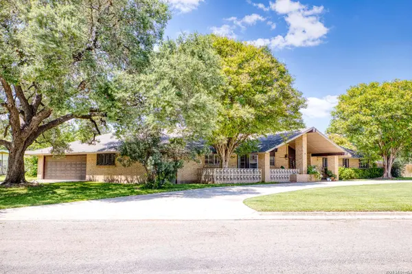 1 EL NORTE CIR, Uvalde, TX 78801