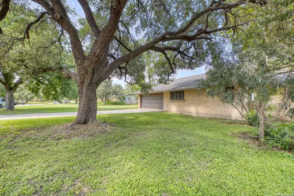 1 EL NORTE CIR, Uvalde, TX 78801
