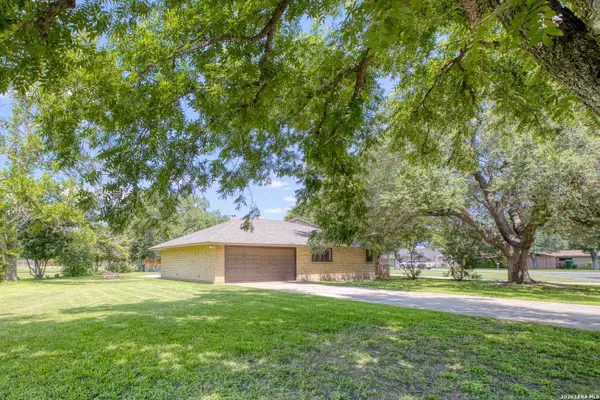 1 EL NORTE CIR, Uvalde, TX 78801