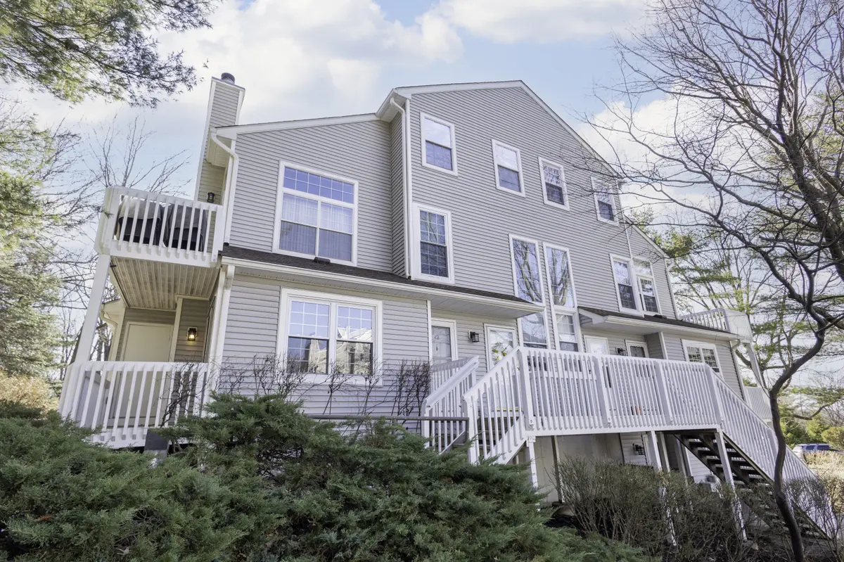 43 Eagles Notch Dr, Englewood, NJ 07631-5060