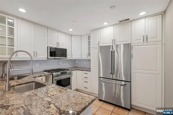43 Eagles Notch DR, Englewood, NJ 07631