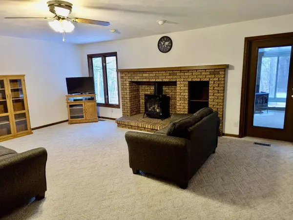 6834 W Thornapple Drive, Janesville, WI 53548-9327