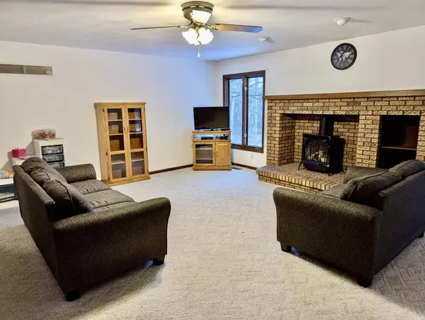 6834 W Thornapple Drive, Janesville, WI 53548-9327