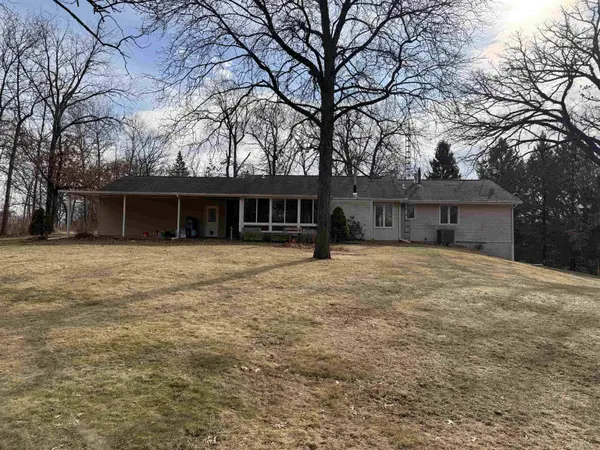 6834 W Thornapple Drive, Janesville, WI 53548-9327