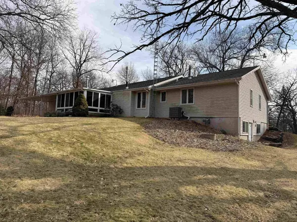6834 W Thornapple Drive, Janesville, WI 53548-9327