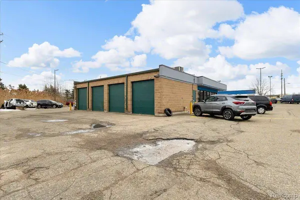 1315 S Waverly RD, Lansing, MI 48917