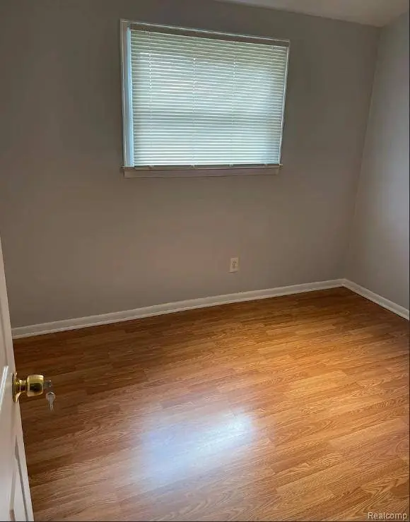 6911 Town LN, Dearborn Heights, MI 48127