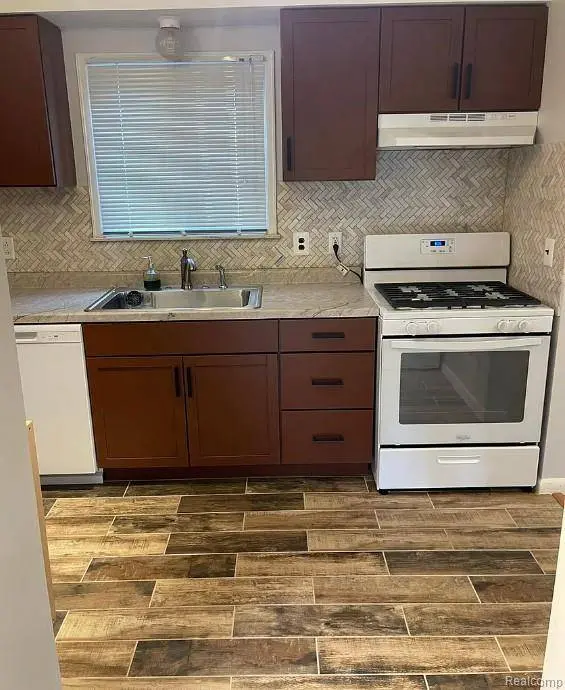 6911 Town LN, Dearborn Heights, MI 48127