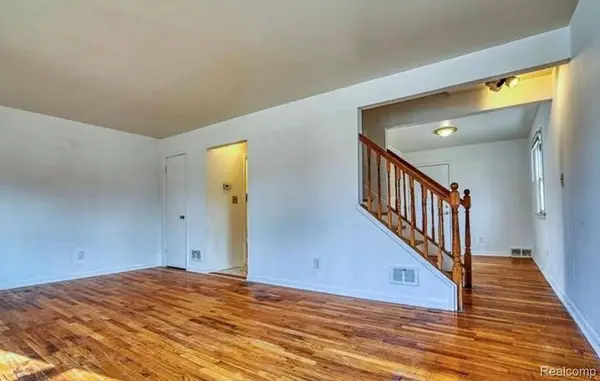 6911 Town LN, Dearborn Heights, MI 48127