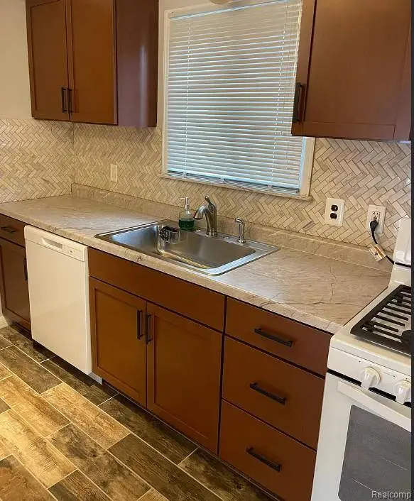 6911 Town LN, Dearborn Heights, MI 48127