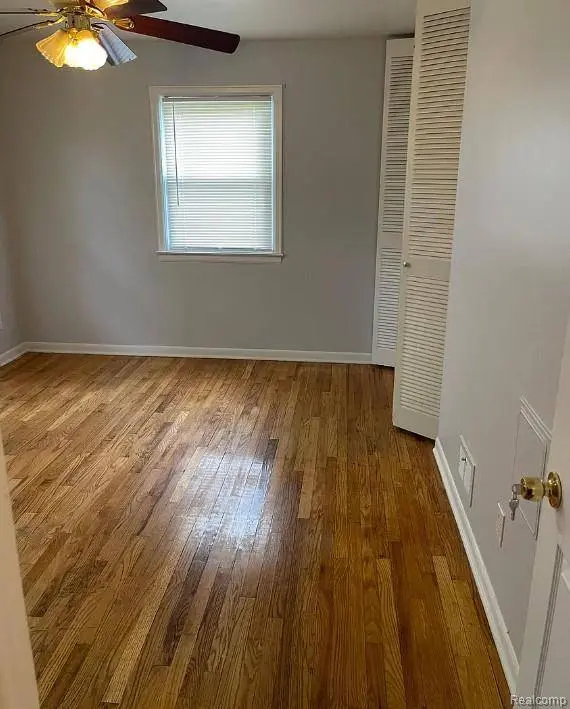 6911 Town LN, Dearborn Heights, MI 48127