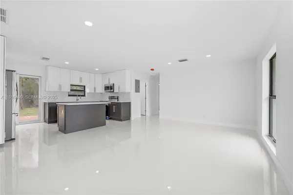 949 SE 5th St, Deerfield Beach, FL 33441-5921