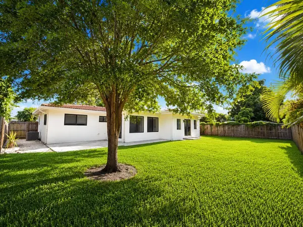 909 SE 14th DR, Deerfield Beach, FL 33441