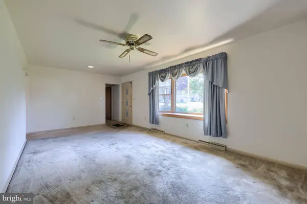 2522 MAYFAIR DR, Lancaster, PA 17603