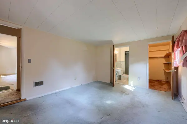 2522 MAYFAIR DR, Lancaster, PA 17603