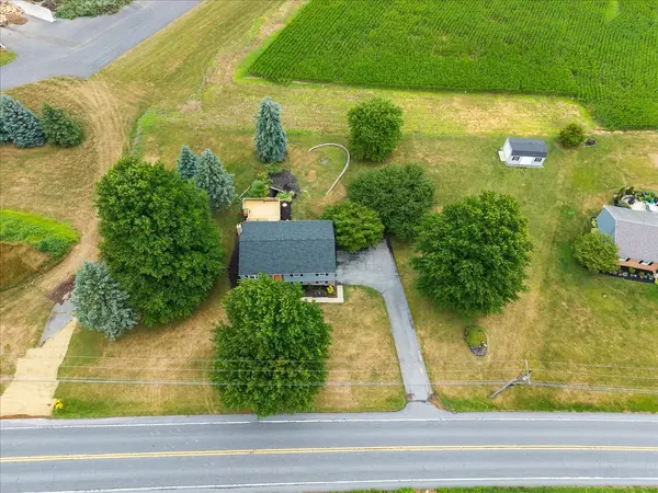 915 N Colebrook Rd, Manheim, PA 17545-9680
