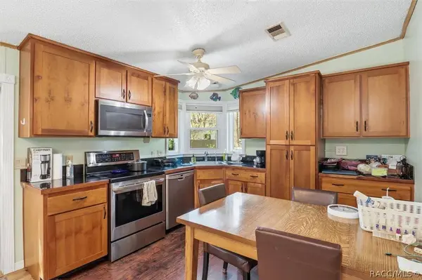 65 Park ST, Inglis, FL 34449