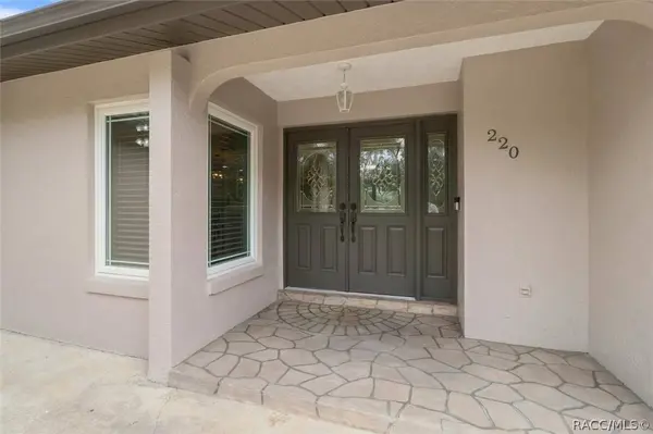 220 SE Kings Bay DR, Crystal River, FL 34429