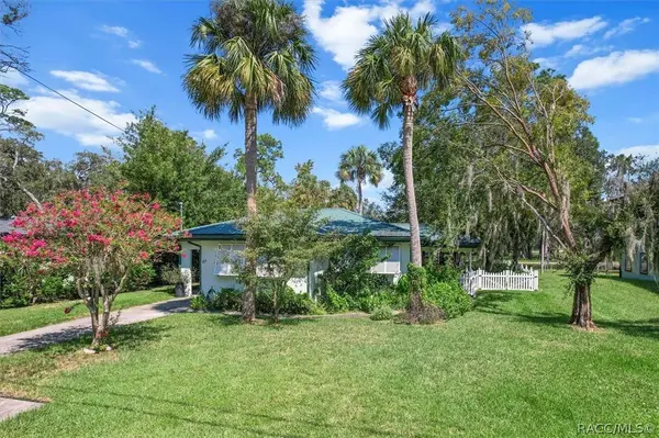 27 Magnolia AVE, Yankeetown, FL 34498