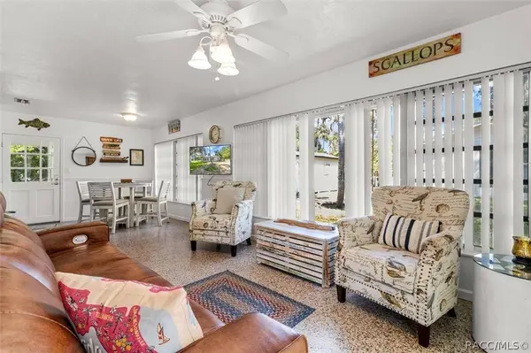 27 Magnolia AVE, Yankeetown, FL 34498