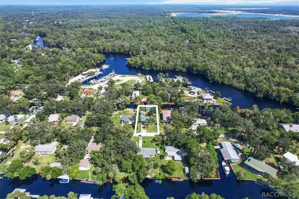 27 Magnolia AVE, Yankeetown, FL 34498