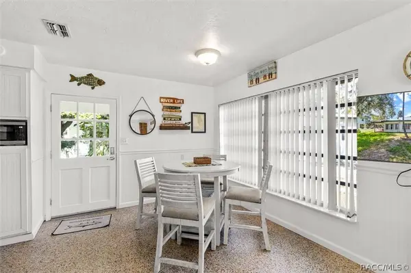 27 Magnolia AVE, Yankeetown, FL 34498