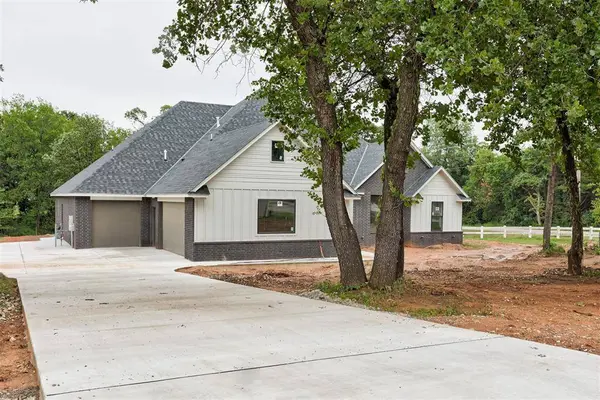 30 N Oaks RD, Harrah, OK 73045