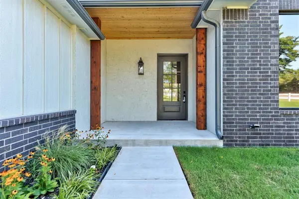 30 N Oaks RD, Harrah, OK 73045