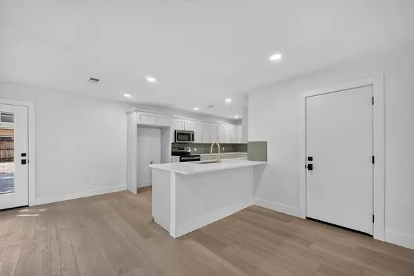 2817 Ladona DR, Fort Worth, TX 76133
