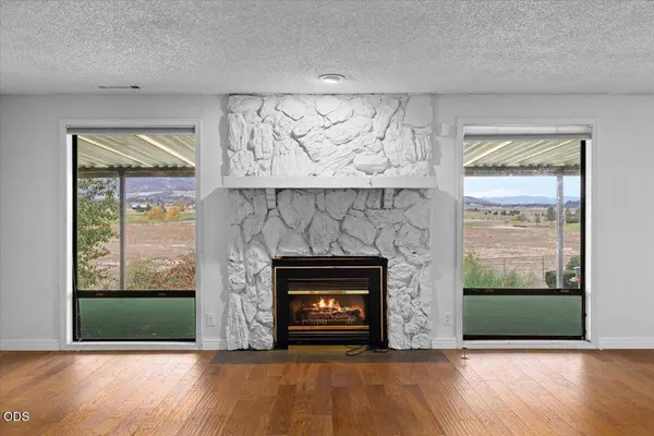 1249 La Loma DR, Medford, OR 97504