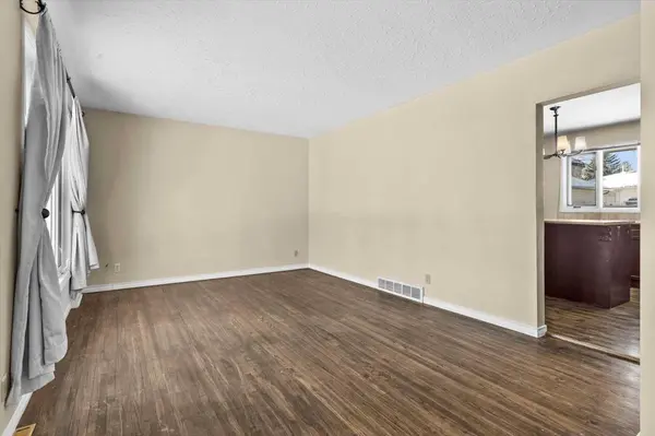 3527 42 ST SW, Calgary, AB T3E 2M7