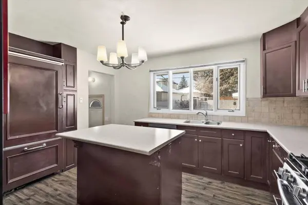 3527 42 ST SW, Calgary, AB T3E 2M7