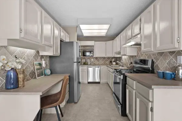 834 2 AVE NW #6, Calgary, AB T2N 0E5