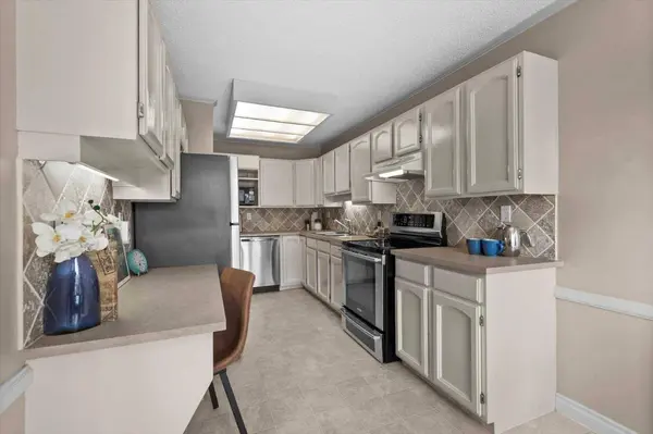 834 2 AVE NW #6, Calgary, AB T2N 0E5