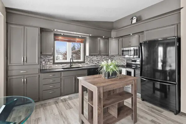 48 Rivergreen CRES SE, Calgary, AB T2C 3V5