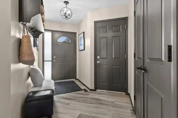 48 Rivergreen CRES SE, Calgary, AB T2C 3V5