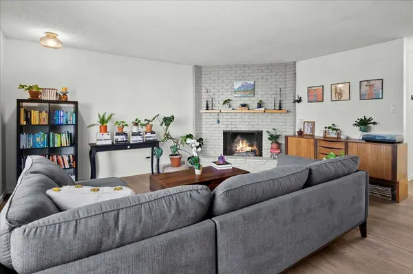 20 Brampton CRES SW, Calgary, AB T2W 0Y4