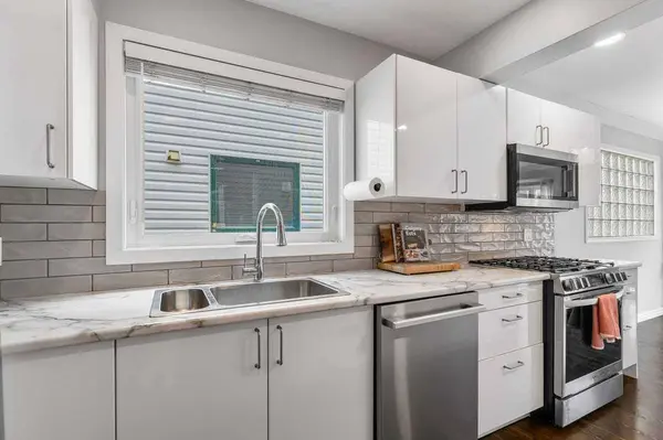 2031 2 AVE NW, Calgary, AB T2N 0G2